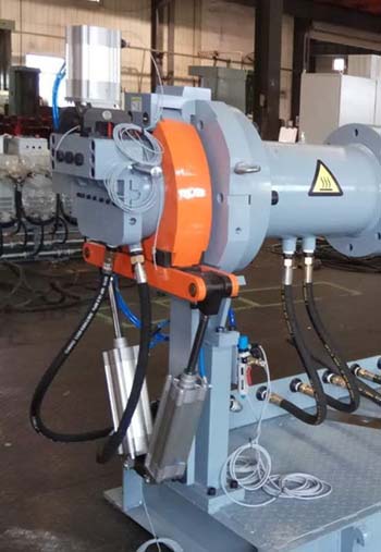 rubber feeding extruder with die
